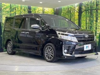 TOYOTA Voxy ZS Huang